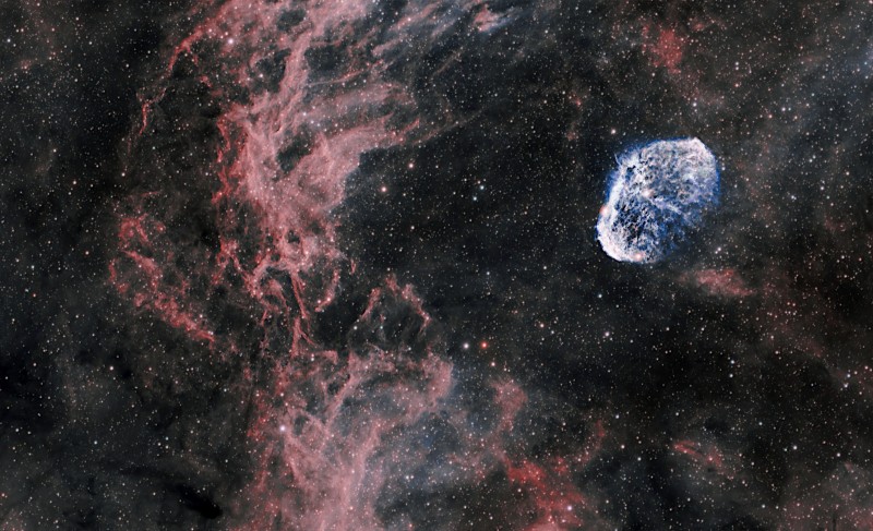 Crescent_Nebula_SVBony_SV555_apo_QHYminiCam8M_SHO_fond_green_S0_SN1_SN2_S3_S4_deconv_satu_recompo_gimp.jpg
