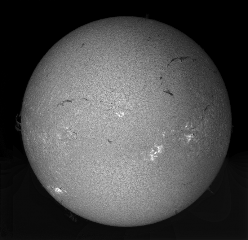 TEST-MOSAIQUE.01 + 02 - 2026-04-14-0946_2-U-G-Sun_Halpha_ZWO ASI585MM_Gain=176_Exposure=6.1ms_21_Gamma=30_Surface_38_Sharp20_B1.0_C1.0_S1_N1_stitch.png