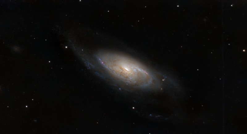 M_106_C8_Uranus-C_PRO_FILTER_3240_stacked_grad_pretrait_trt_recomp.jpg