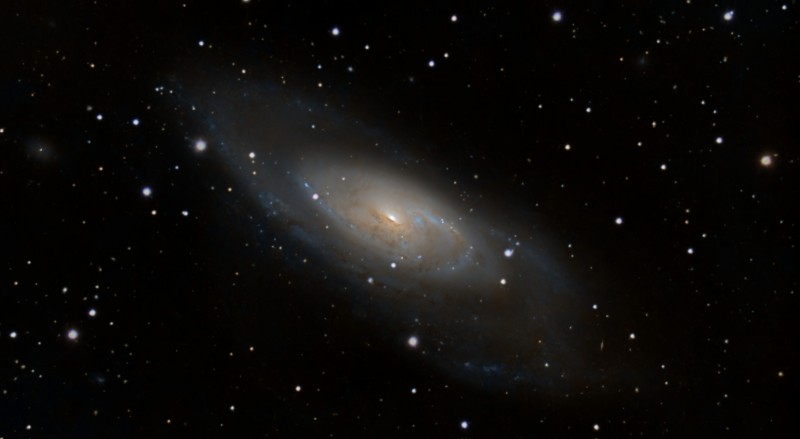M_106_C8_Uranus-C_PRO_FILTER_14400_stacked_grad_spcc_N65_scnr_strech_script_recompo.jpg