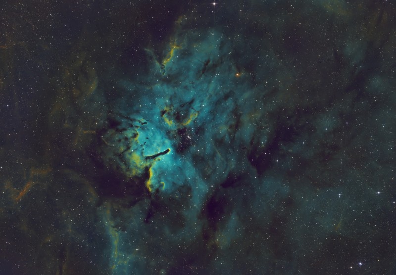 NGC6823 250 f3.8 2600M SHO 3x20x180s.jpg